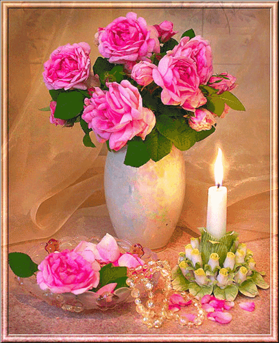Анимация Цветы, горящия свеча и ваза красивых розовых роз